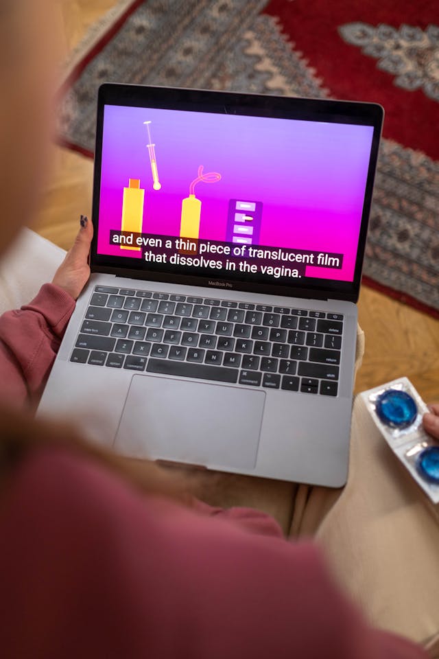 Interface AccessiWeb Conseil affichant des sous-titres clairs et une icône activée pour l'audiodescription, illustrant l'inclusion numérique.